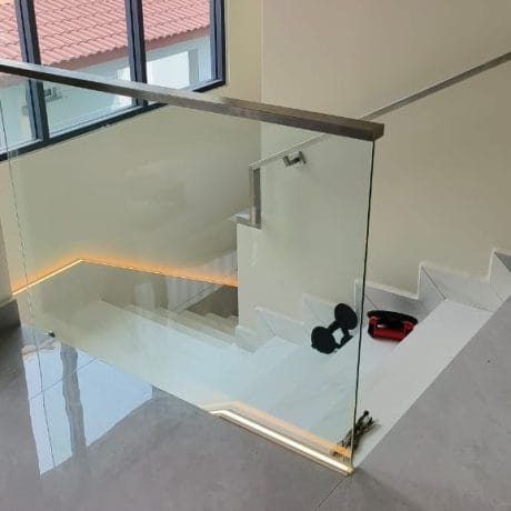 modern-tempered-glass-staircase